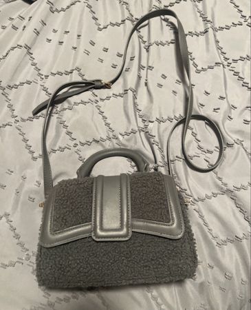 Handtasche grau mit Plüschoptik verstellbarer Riemen