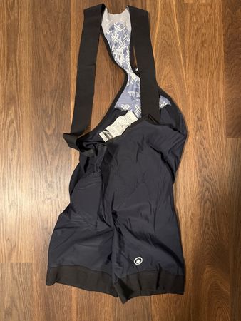 Assos Radhose mit Träger schwarz Grösse L gebraucht