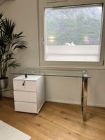 Bürotisch / Arbeitstisch mit Glasplatte, aus Holz und Metall