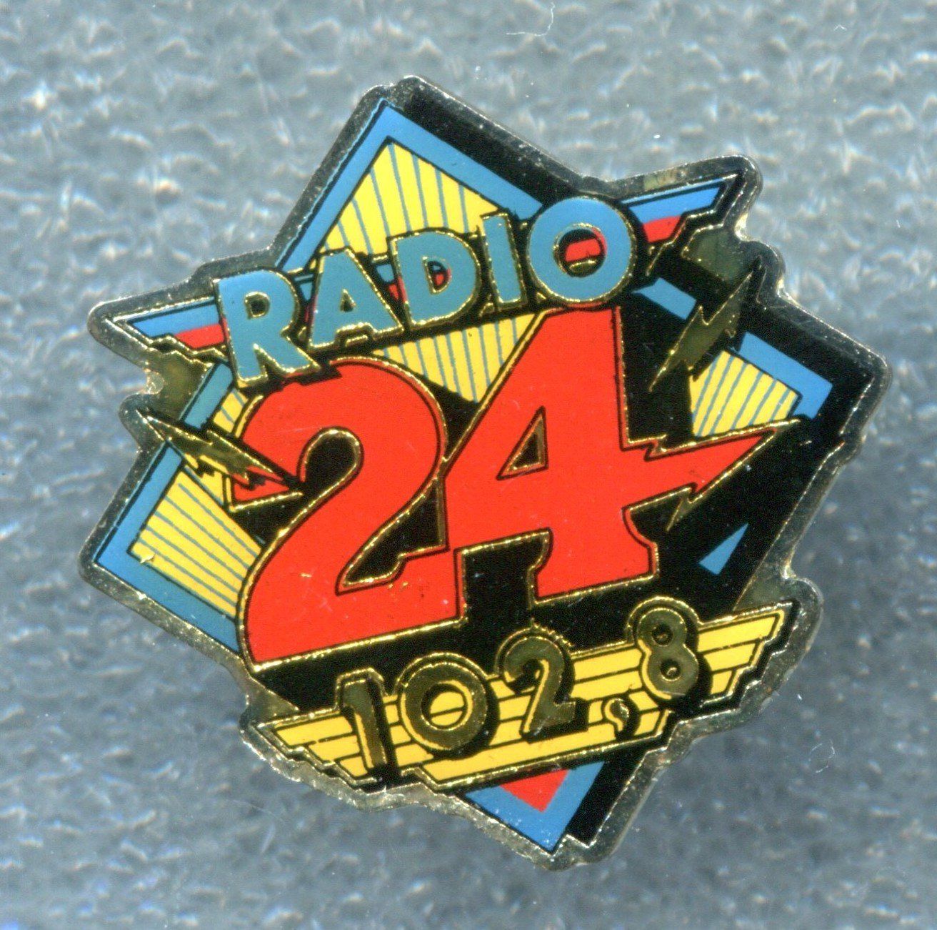 Placchette & Badge: RADIO 24 102,8 MHz – Usato da Winterthur venduto da Sammleroase