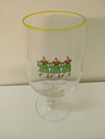 Warteck Bierglas mit gelbem Rand und speziellen Figuren