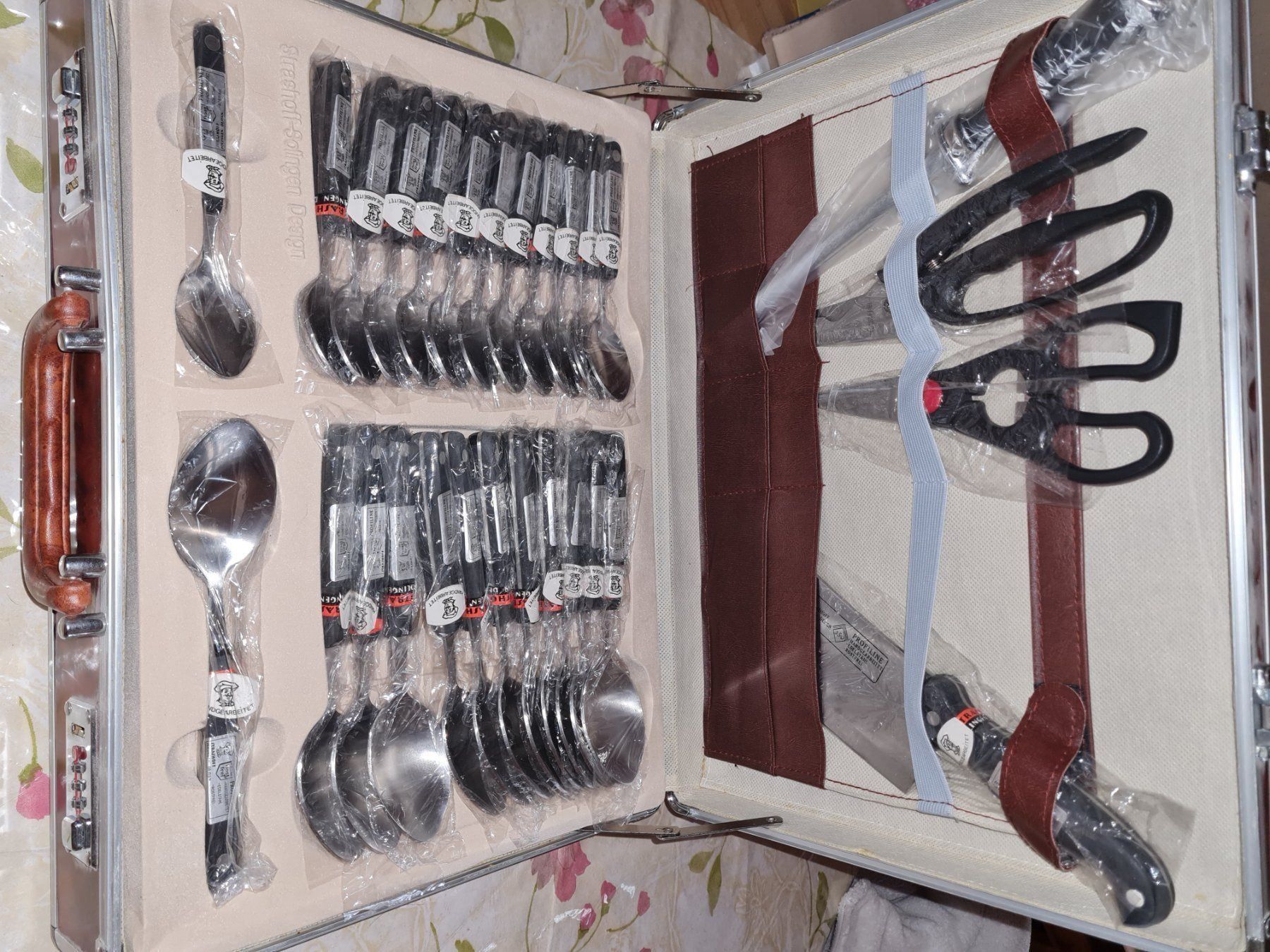 Set di posate: Neu Besteckkoffer mit Zubehör siehe Bilder – Nuovo e nell'imballaggio originale da Döttingen venduto da Verkauf 1