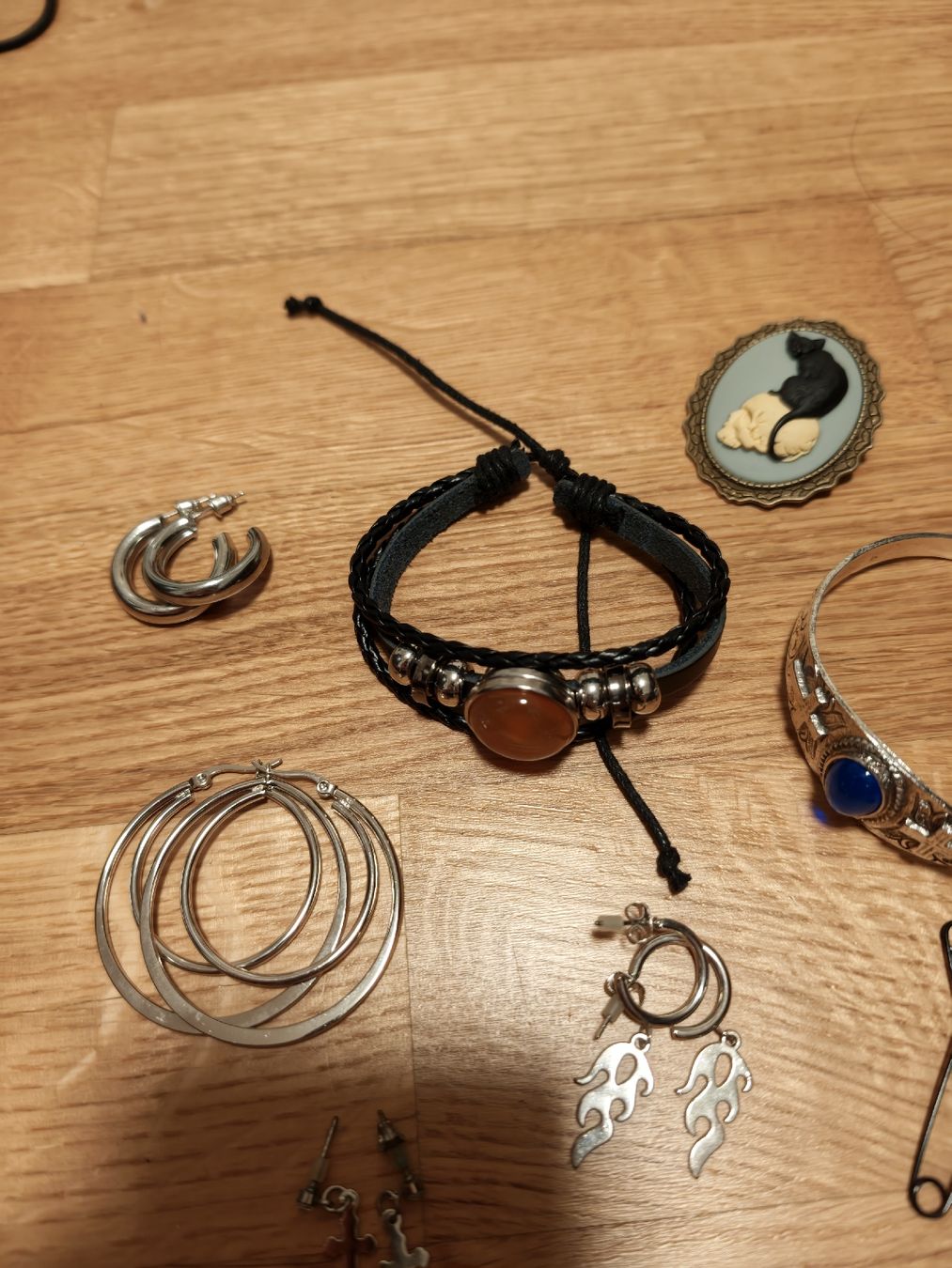 Sonstiger Schmuck: Modeschmuck Set Armbänder Ohrringe und Brosche – Gebraucht aus Luzern von fio_vc98 2