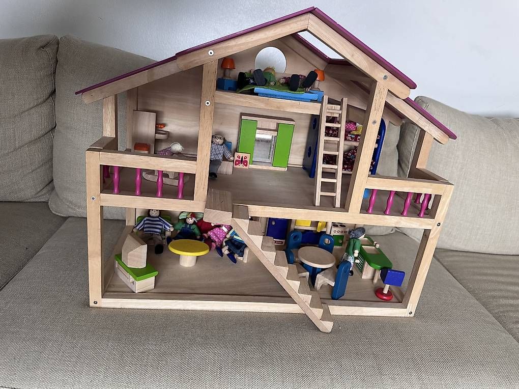 Modellbausätze & Standmodelle: Wunderschönes Holzpuppenhaus – Gebraucht aus Wädenswil von kostyuna