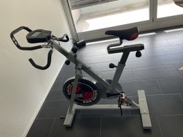 Heimtrainer Racing Bike mit Display und Sitzauflage geb. Zus