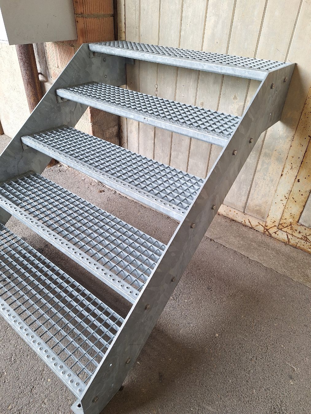 Treppen: Metalltreppe Stahltreppe Verzinkt Neu Robust 5 Stufen – Neu (gemäss Beschreibung) aus Willisau von Abei 1