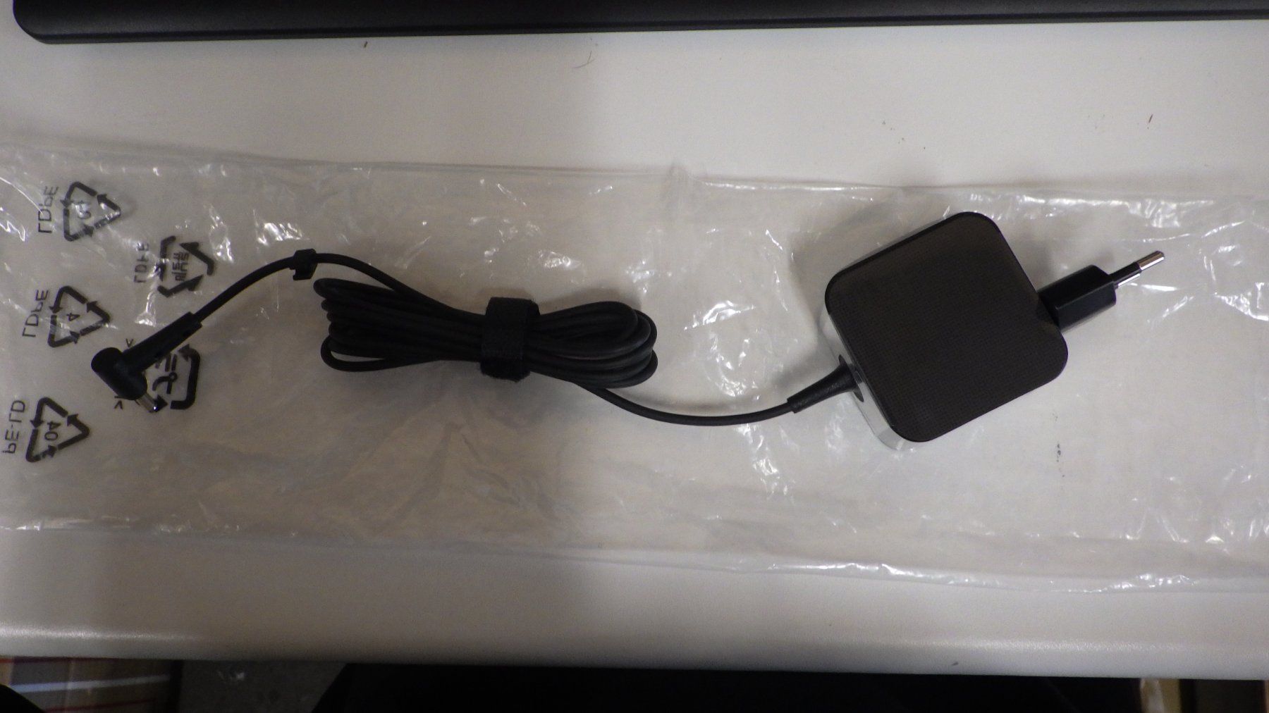 Unità & Adattatore: Asus ADAPTER 45W 19V 2PIN 4PHI EU TYPE – Nuovo e nell'imballaggio originale da Gossau ZH venduto da OrderflowAG
