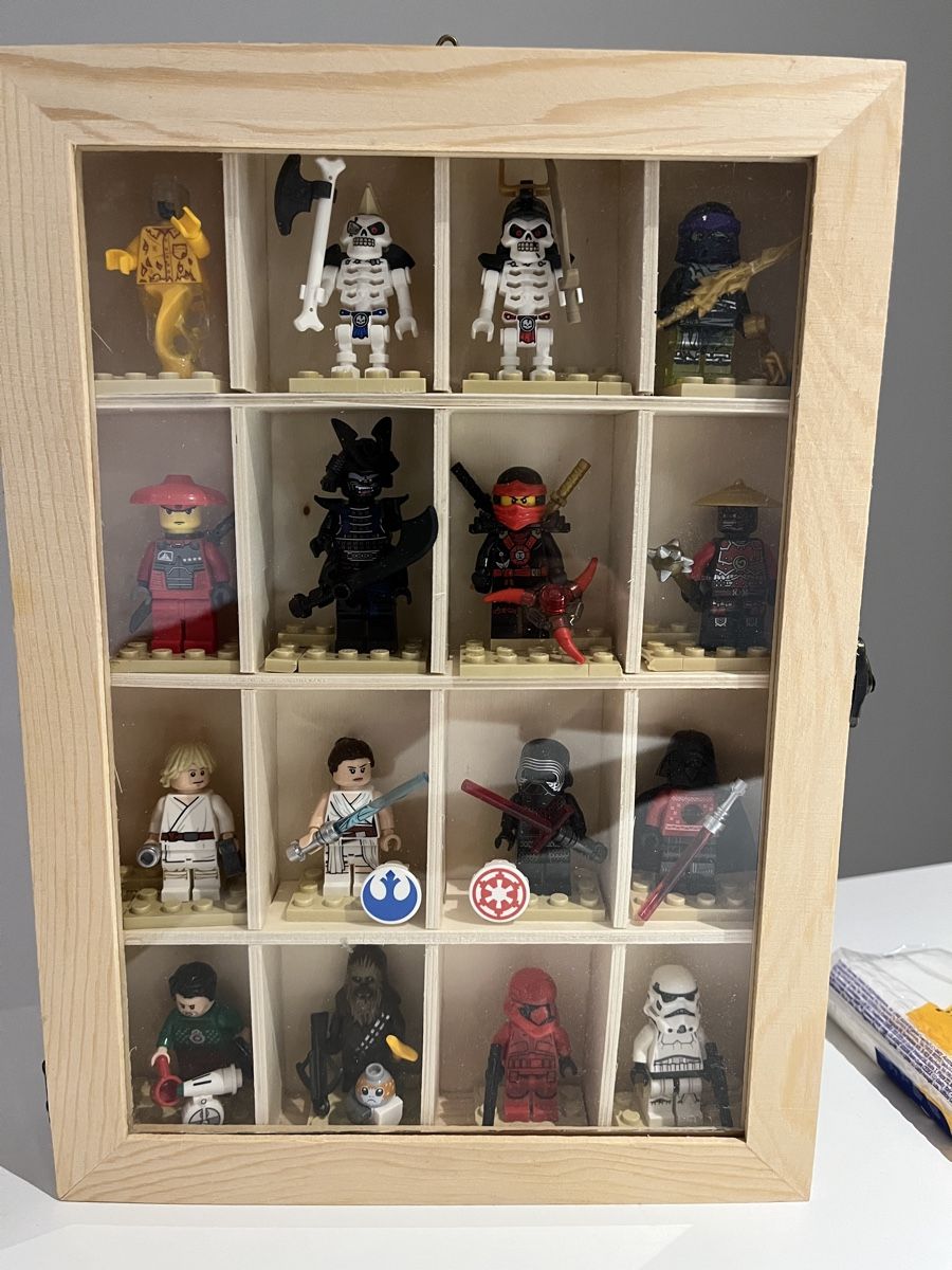 Lego Kit di costruzioni: 16x Lego Minifigures in custom frame display – Usato da Caslano venduto da Berry78