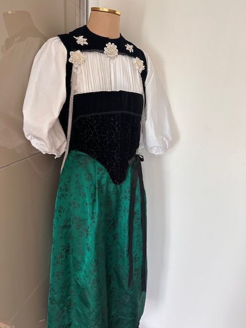 Costumi: Tracht, Berner Tracht , Gr. 38/40 – Usato da Hindelbank venduto da vey_t