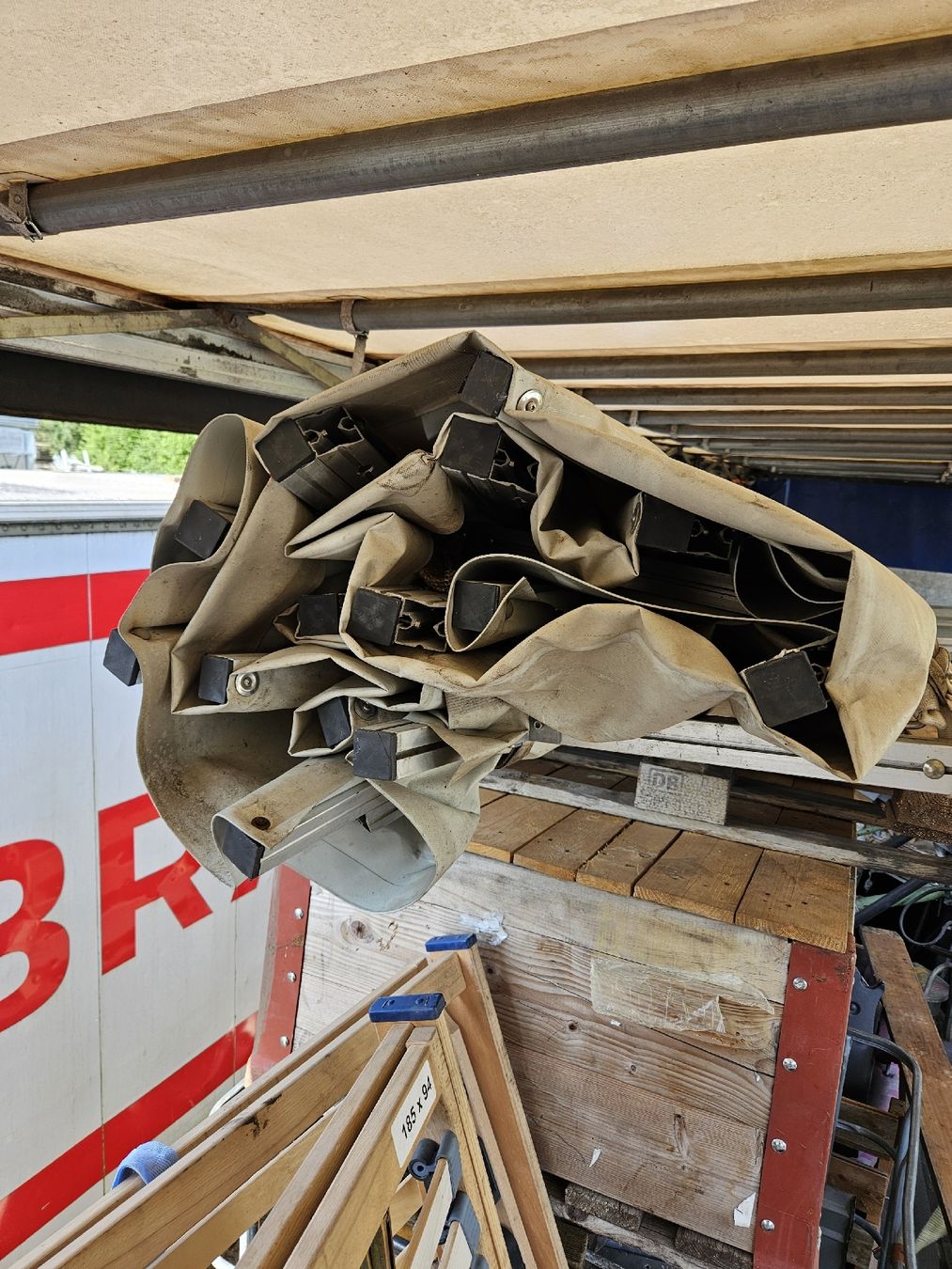 Camping Fahrzeuge: Wohnwagen - Dach – Gebraucht aus Lommis von Rrl 2