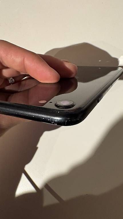 Telefoni cellulari / Smartphones: iPhone SE (2020) – Usato da Farvagny-le-Grand venduto da Basilom 4