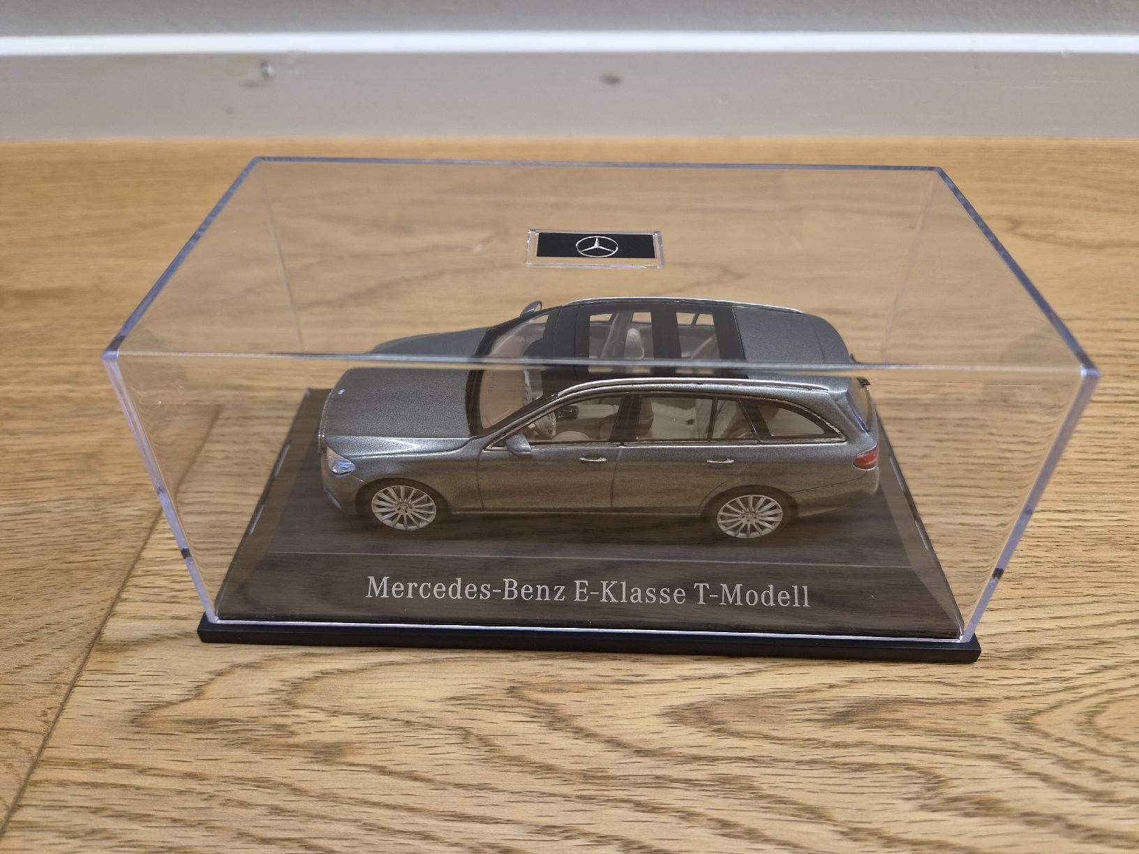 Mercedes-Benz Modellini d'auto: Mercedes-Benz E-Klasse Combi 1:43 – Nuovo (secondo la descrizione) da Wädenswil venduto da ky_109 2