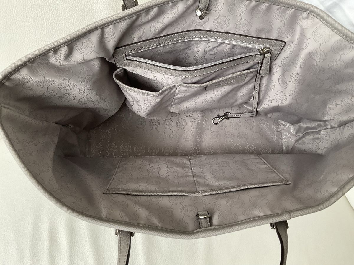 Michael Kors Taschen für Damen: Michael Kors Damenhandtasche hellgrau – Neu und originalverpackt aus Mariastein von u_n_6s5w 2