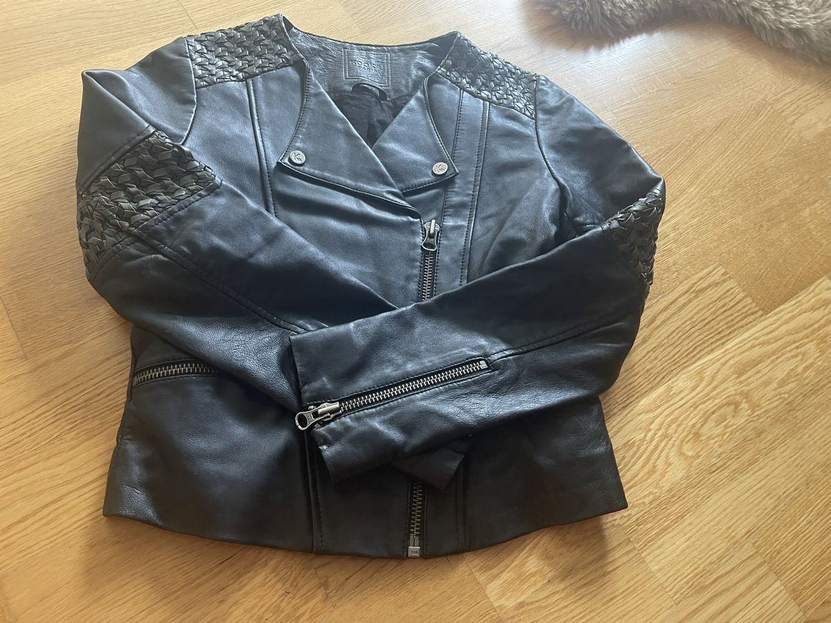 Giacche: Coole schwarze Nappa-Lederjacke Gr. S/36 mit Fle – Usato da Rüschlikon venduto da leo_mwz2 8