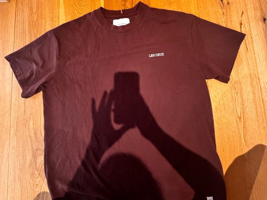 T-Shirts: Les Deux crew neck Tshirt bordeaux – Gebraucht aus Klosters von jewelsy