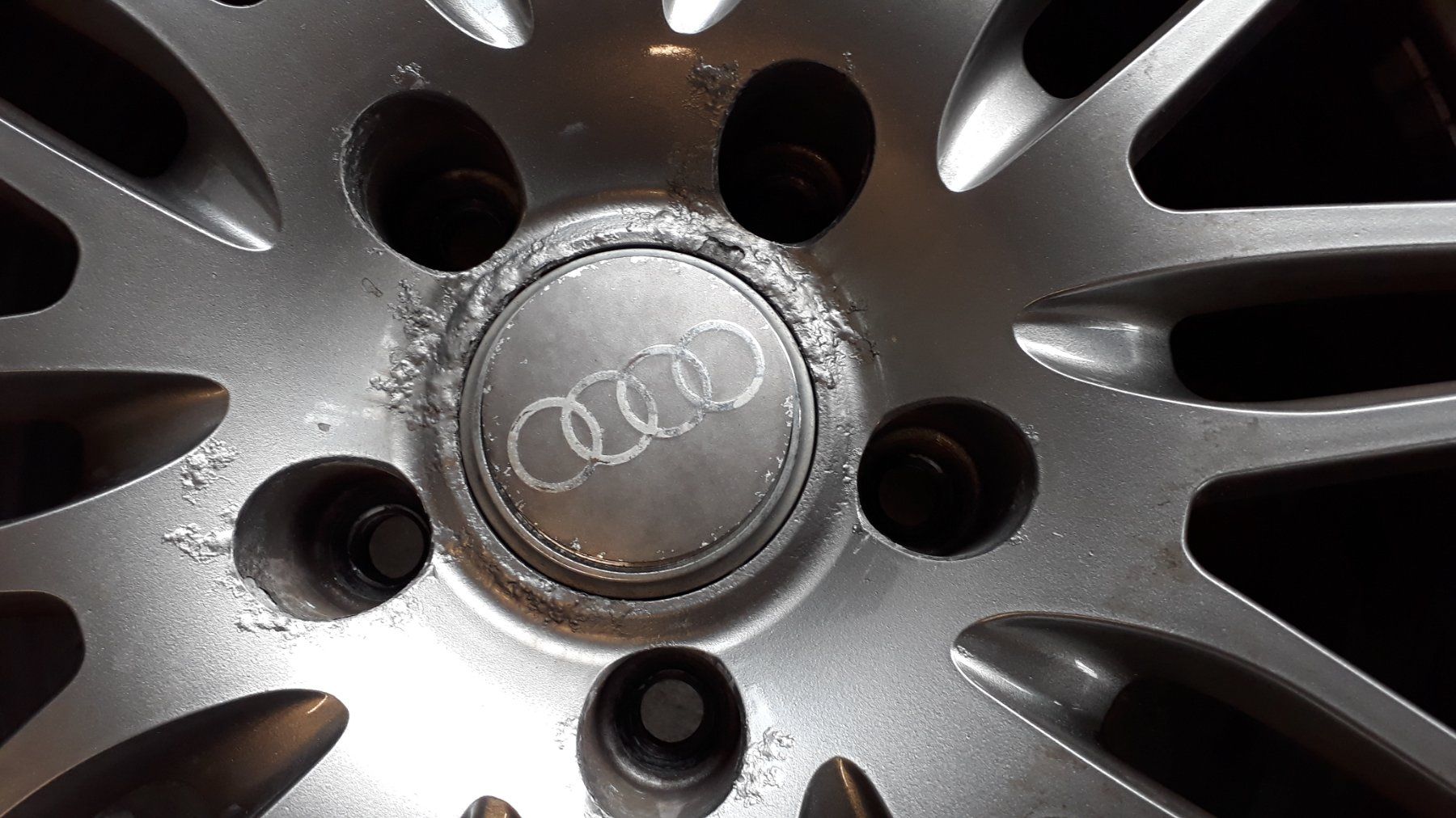 Audi Pneumatici & Ruote complete: Winterräder Audi Q7 265/50 19 – Usato da Schmerikon venduto da 1qw2 7