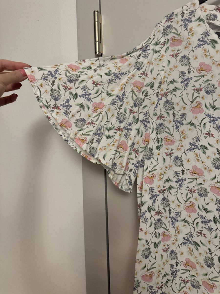 H&M Chemisiers: Blumiges Top Gr.40 – D'occasion à Glattfelden par Schuggi_21 1