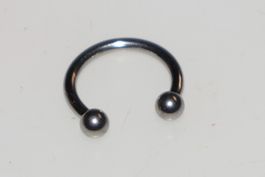 Piercing fer à cheval avec lingette, état neuf pour septum