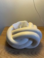 Skulpturale Kosmetiktuchbox Keramik (Knoten-Design / Off-Whi