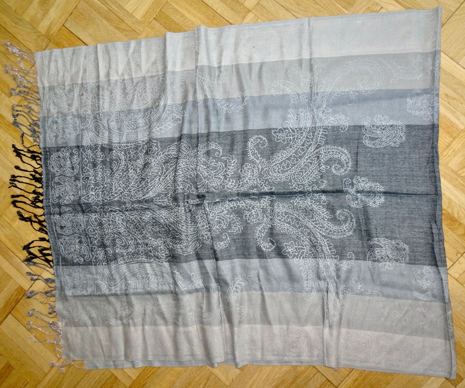 Foulard & Sciarpe: Écharpe légère grise à motifs – Usato da Châtelaine venduto da Gio54321 2