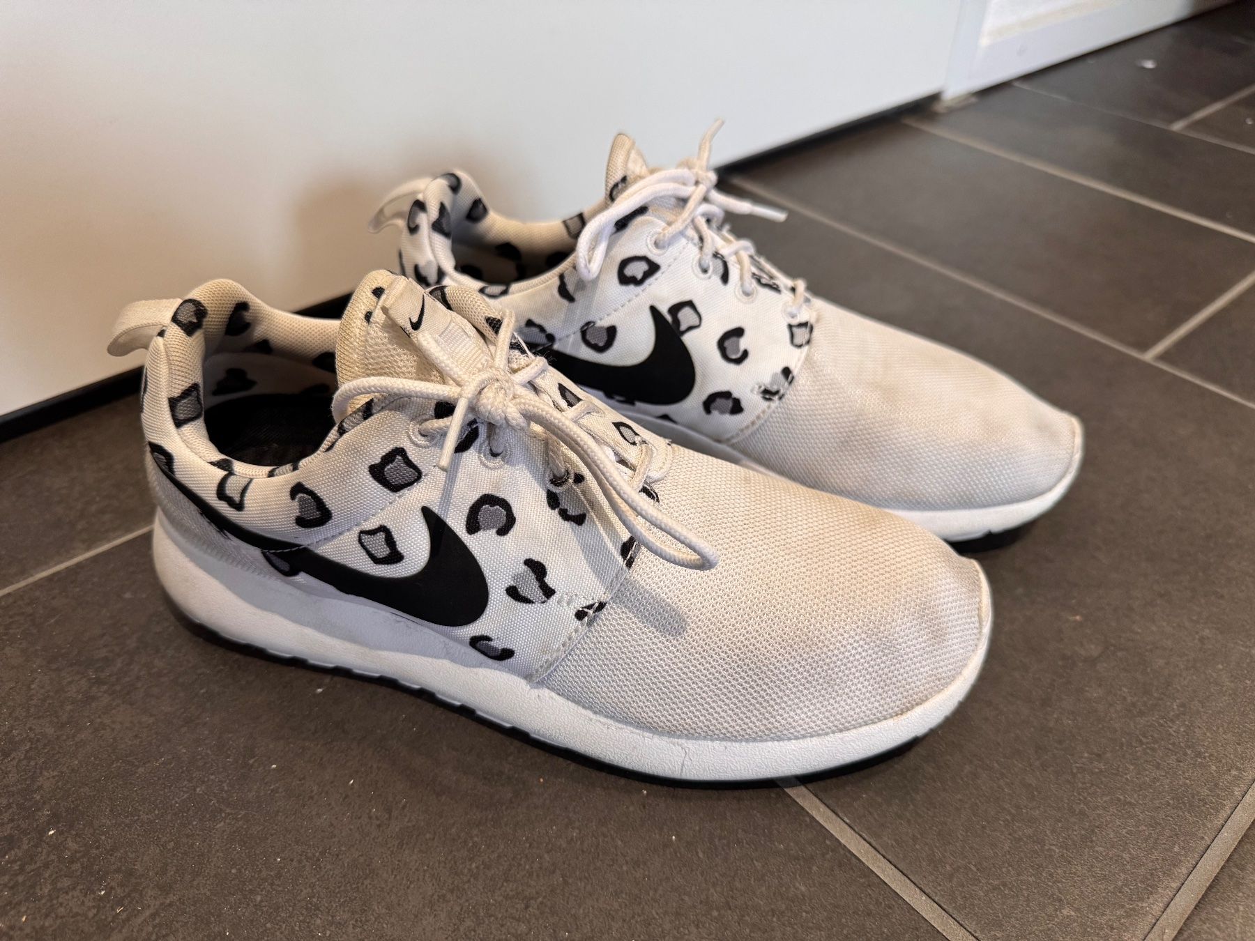 Nike Scarpe da donna: Weisse Schuhe Sneaker Nike Gr. 39 Dalmatiner – Usato da Rothrist venduto da Fondgruebe 1