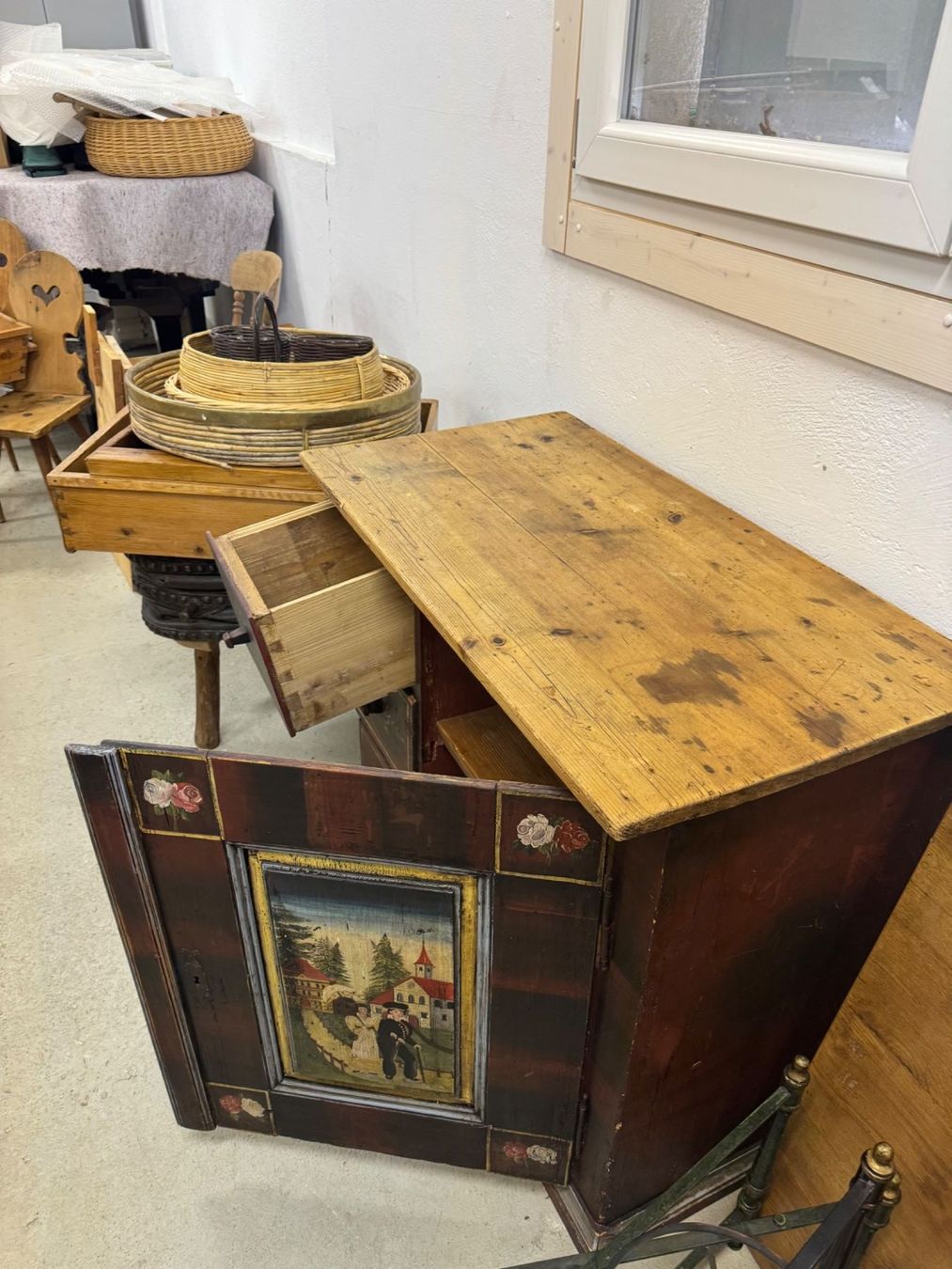 Armadi: Mid-19th Century Hand-Painted Cupboard – Usato da Gsteig b. Gstaad venduto da Auctionly 1