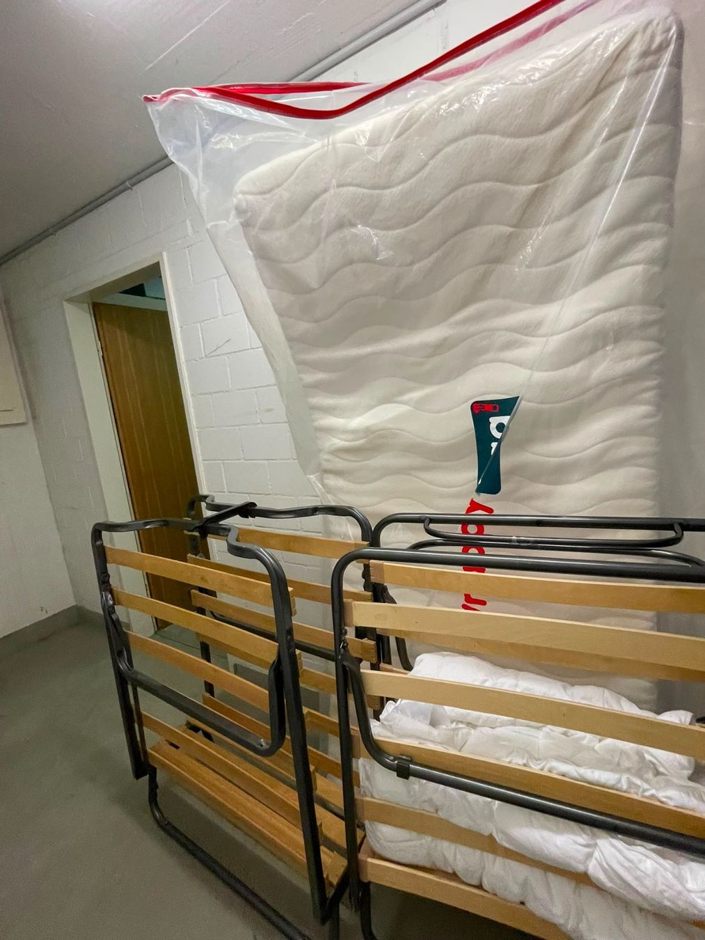 Betten: Klappbett 2 Stk + 1 Matratze – Gebraucht aus Schlieren von Disneylover 4
