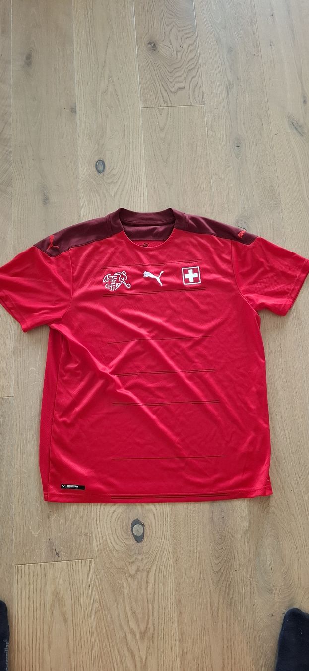 Puma Maillots de corps & Pantalons: Schönes Trikot Schweizer Nati – D'occasion à Ruswil par SIMBOB1992
