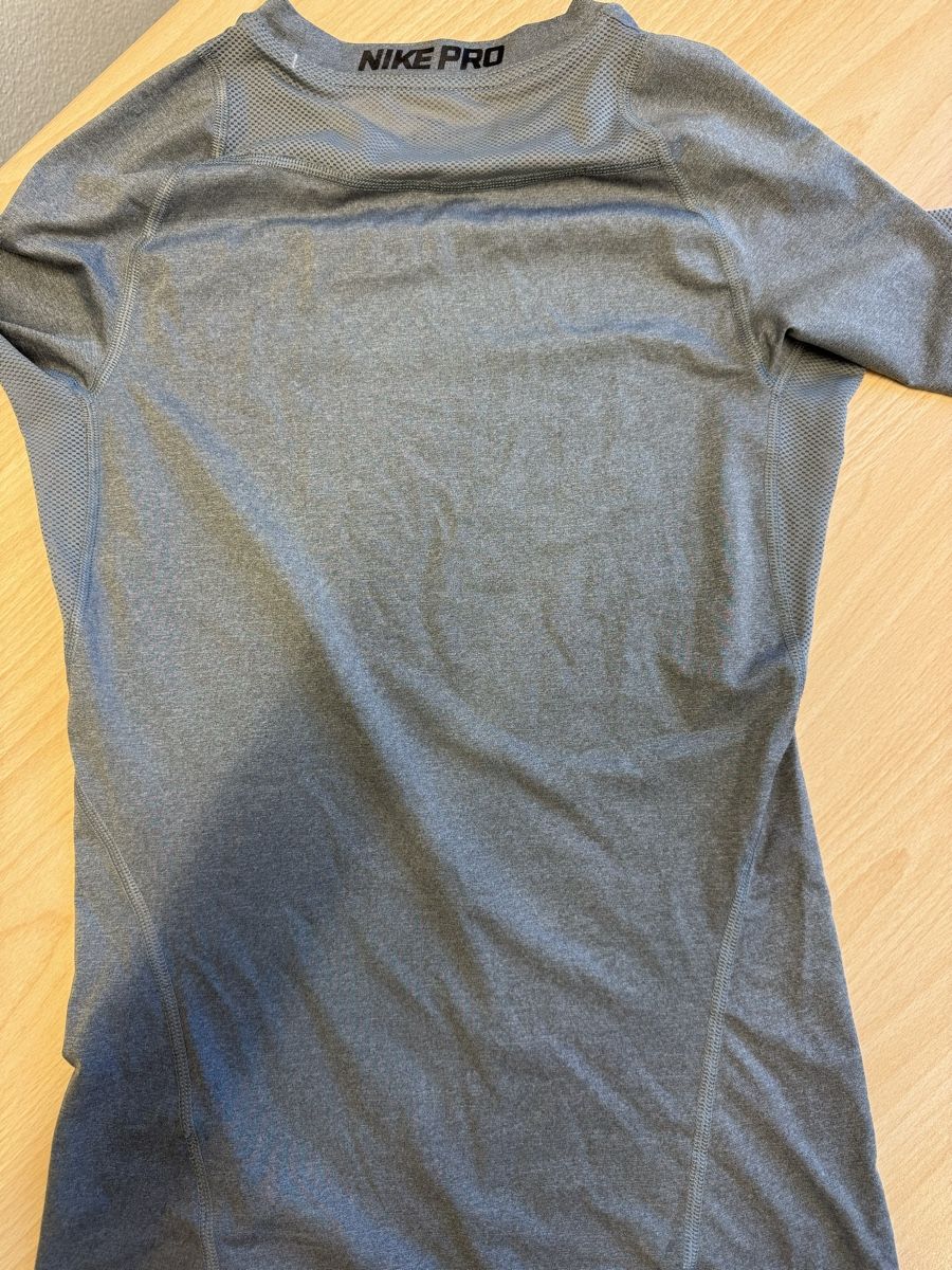 T-shirt: Nike Thermo TOP Zustand – Nuovo (secondo la descrizione) da Freidorf TG venduto da ibipatria 3