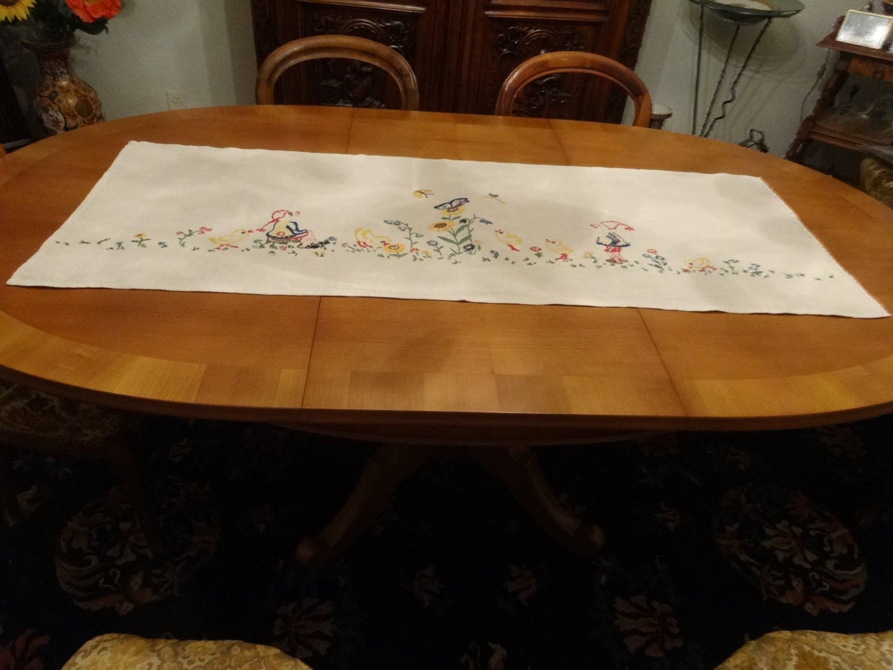Tutte le decorazioni: Milieu de table- lin brodé main – Nuovo e nell'imballaggio originale da Biel/Bienne venduto da milamila02 1