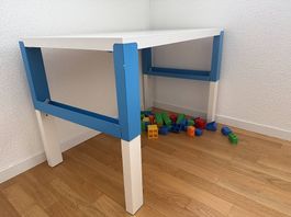Kinderpult und Stuhl Gratis abzugeben
