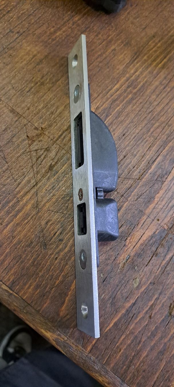 Ferramenta: Universal Schliessblech Länge 180mm 24mm breite – Nuovo (secondo la descrizione) da Stetten AG venduto da Maschinenwarencenter
