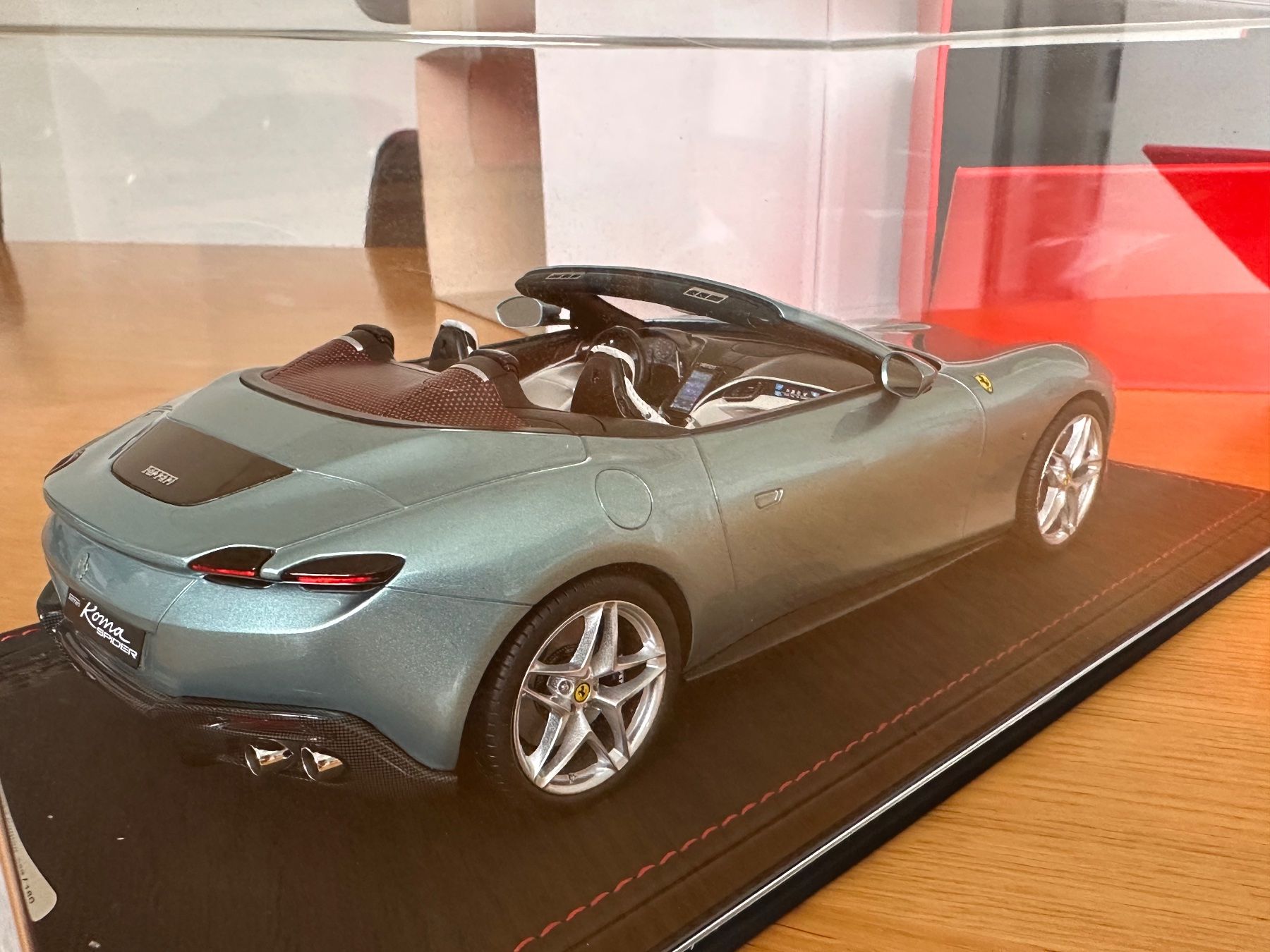 Ferrari Modellautos: Ferrari Roma Spider Celeste Tevere 1/18 – Neu und originalverpackt aus Stein AR von Krabbe2 3