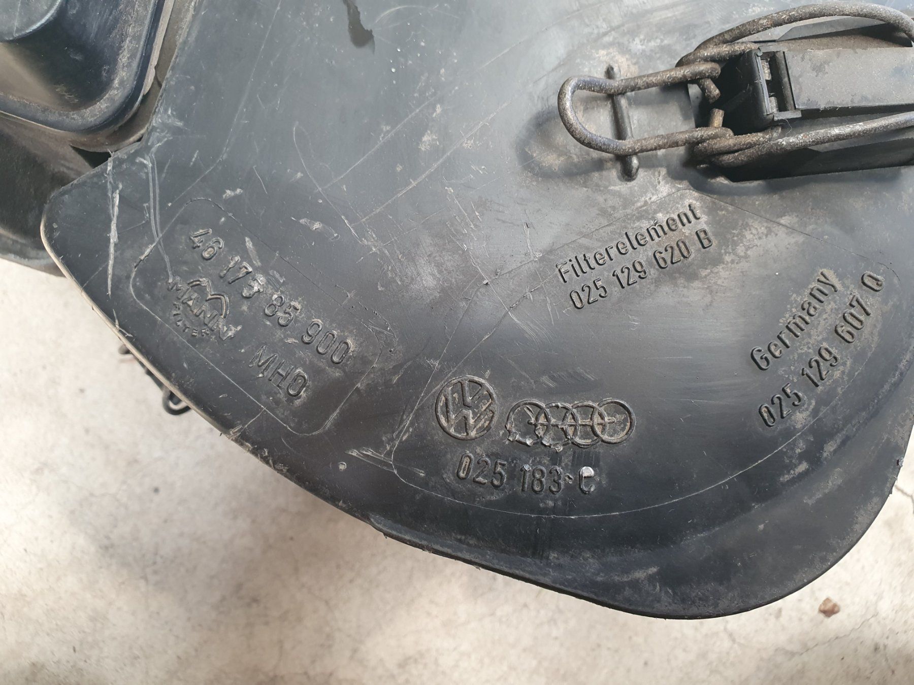 Volkswagen Tutti pezzi di ricambio auto: Luftfilter mit Luftmengenmesser/Luftmassenmesser VW Bus T 3 – Usato da Schönenberg ZH venduto da Technmech 5