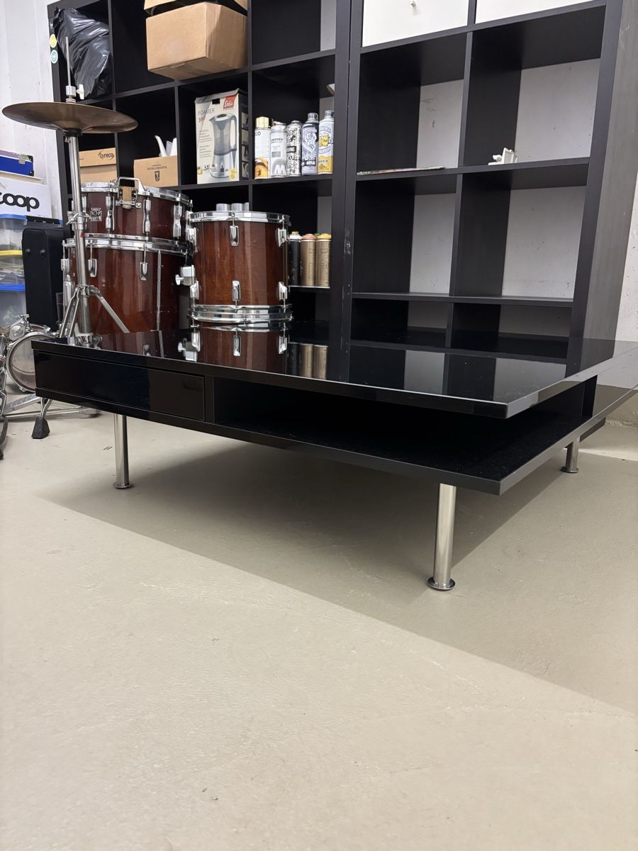 Tables: Schwarzer Couchtisch mit Schublade – D'occasion à Kreuzlingen par Sarakim 1