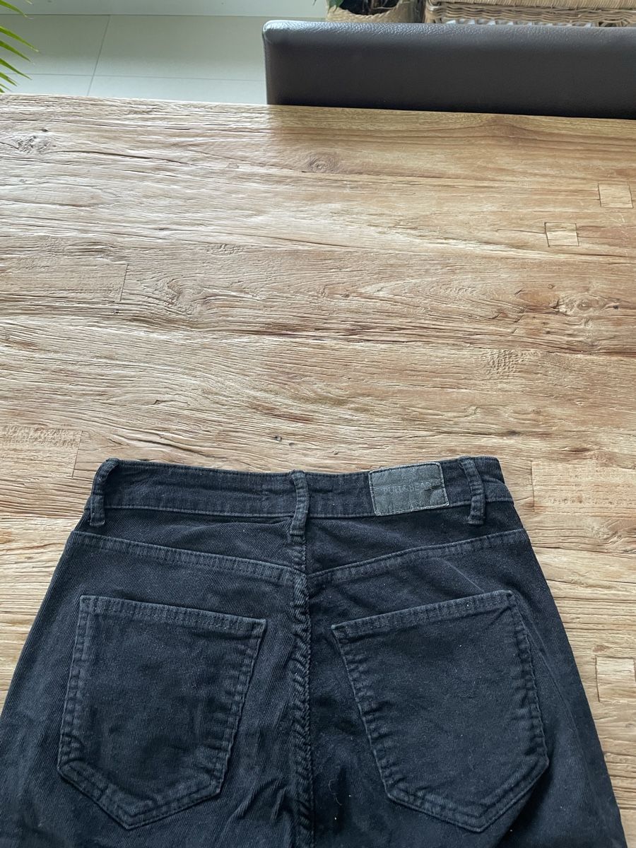 Pull&Bear Pantalons: Pull&Bear Kordhose Schwarz – D'occasion à St.Urban par leo_7gfq 2