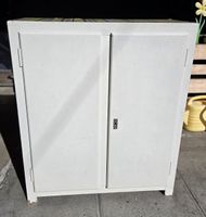 Holzschrank weiss, mit Gebrauchsspuren, BxHxT = 90x105x36 cm