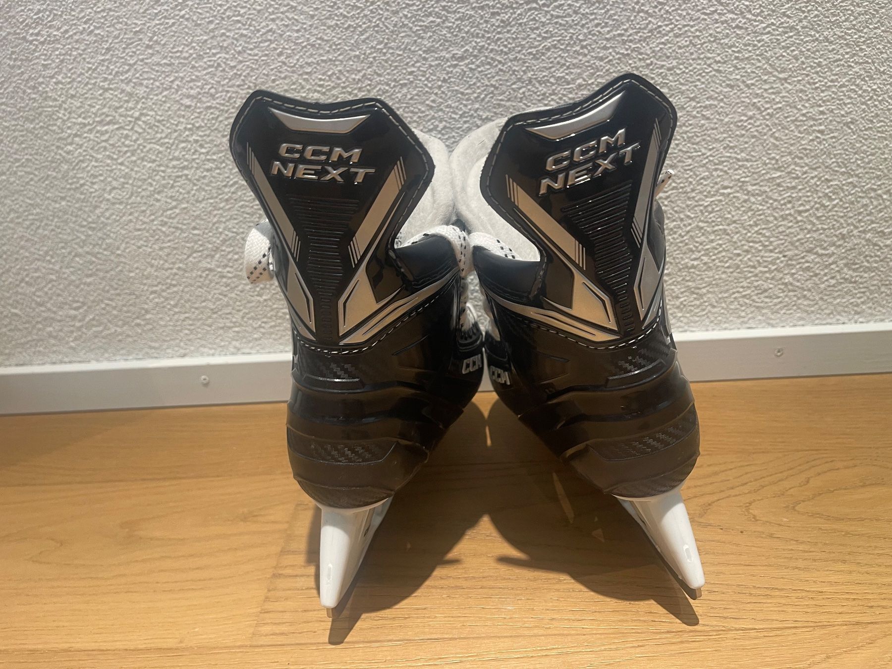 Ccm Pattini da ghiaccio: Eishockeyschlittschuhe CCM Next – Nuovo (secondo la descrizione) da Flums venduto da rggl