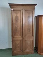 Antiker Schrank mit Regalen
