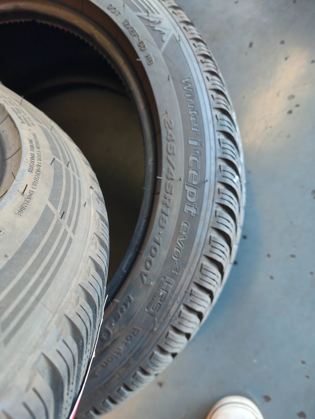 Hankook Pneumatici & Ruote complete: 245/45 R18 Winterreifen – Usato da Oberengstringen venduto da Reifen-Lagerverkauf 1