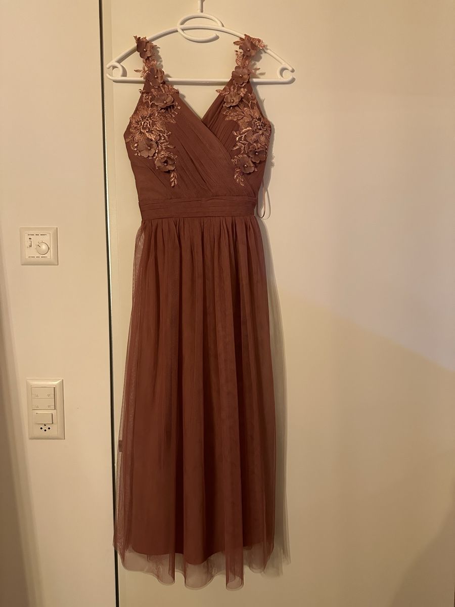 Vestiti: Elegantes Abendkleid mit Blumenapplikation – Usato da Romanshorn venduto da laa_279h