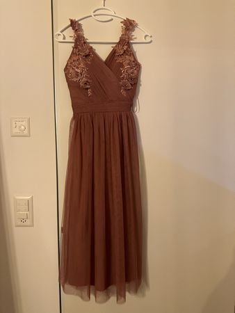 Elegantes Abendkleid mit Blumenapplikation