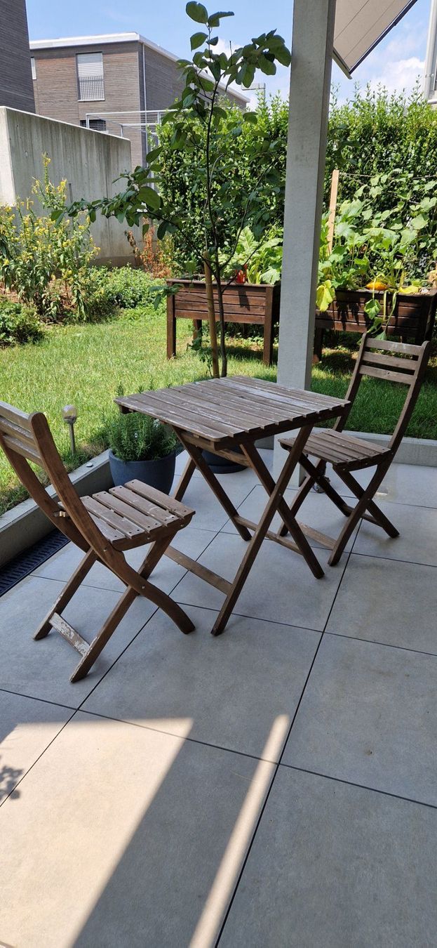 Set de table et chaises: Gartentisch mit zwei Stühlen Holz klappbar – D'occasion à Niederwil AG par fab_cmk7 1