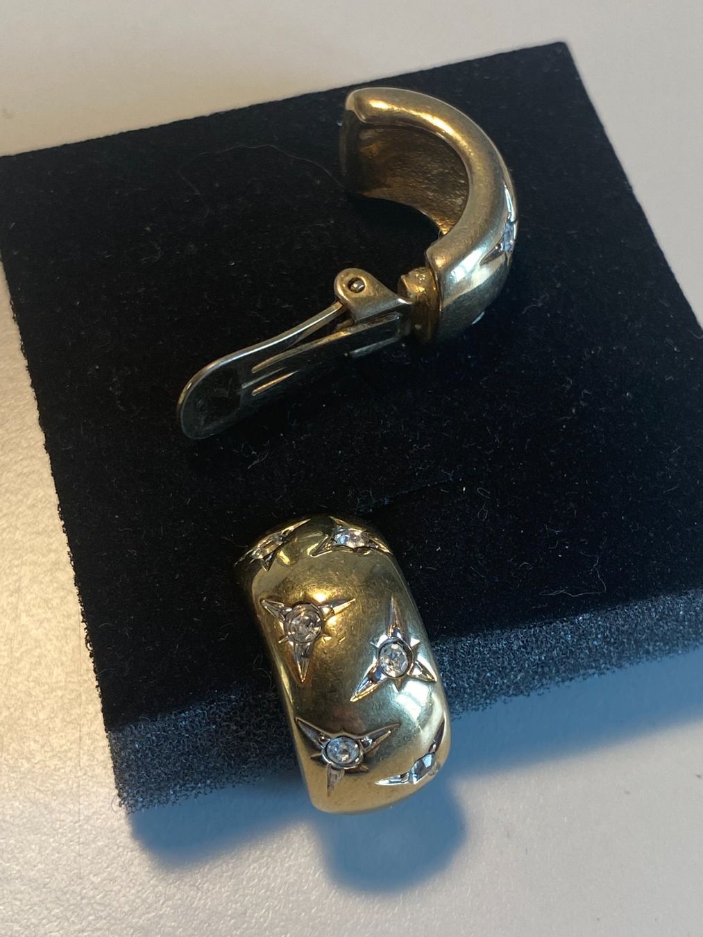 Orecchini pendenti & Orecchini a lobo: Modeschmuck, Ohrclips mit Kunststeinen, Massiv, golden – Usato da Gümligen venduto da Primeselection