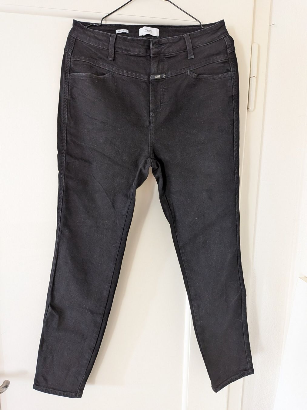 Closed Hosen: Closed schwarze Hose – Gebraucht aus Emmen von magelan