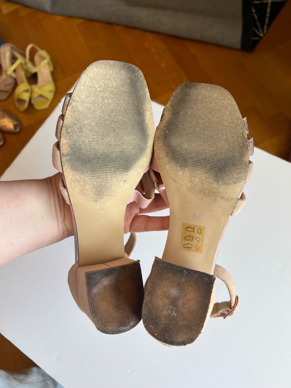 Scarpe da donna: Sandales en cuir rose 38 – Usato da Neuchâtel venduto da Thesebootsaremadeforwalking 2