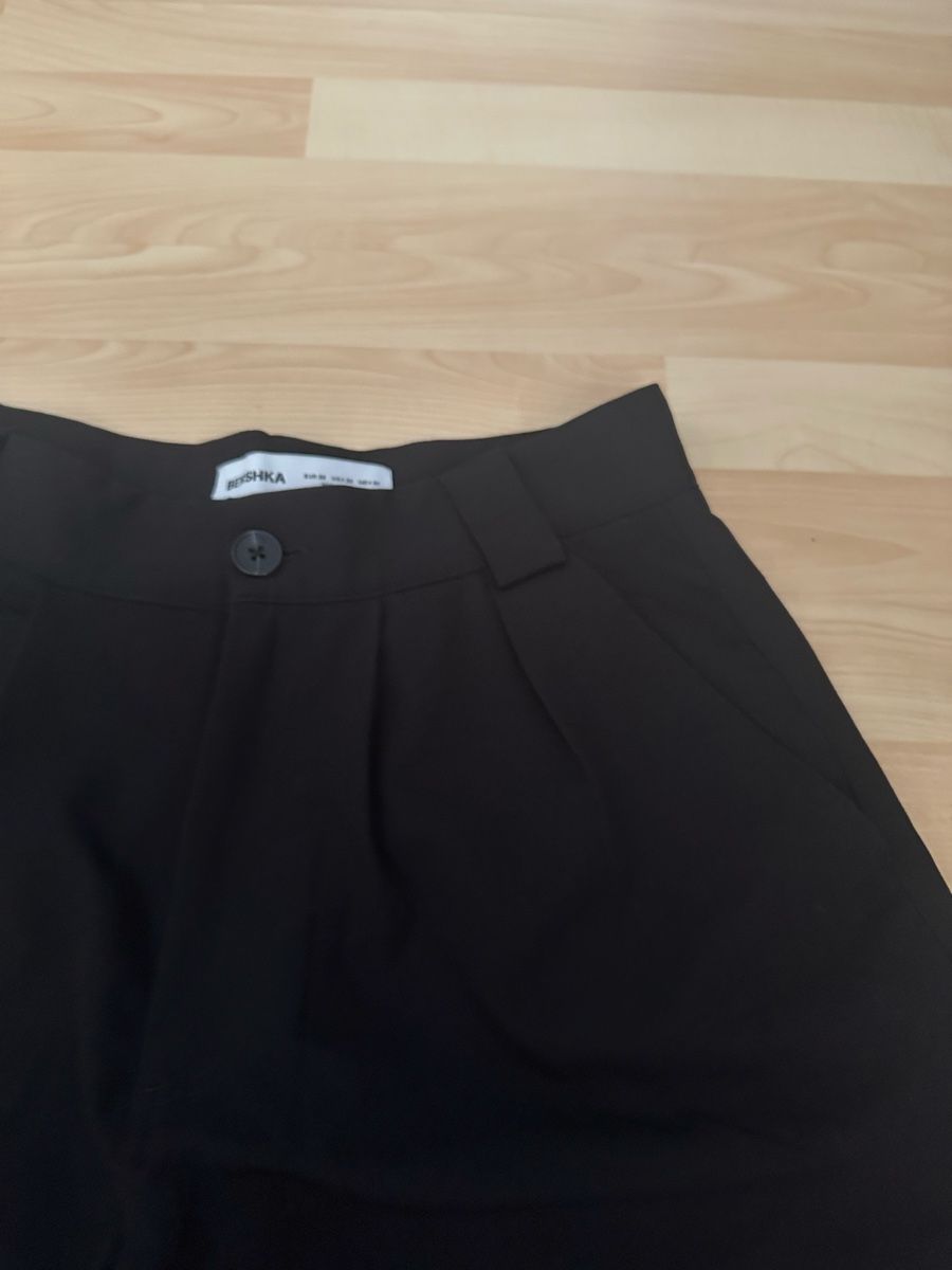 Bershka Hosen: Bershka TAILORING BERMUDA - Shorts - black – Neu (gemäss Beschreibung) aus Chur von dajan.17 2