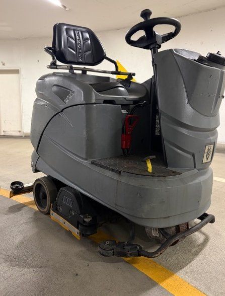 Kärcher Tutte le macchine: Kärcher Aufsitz-Scheuersaugmaschine B140R – Usato da Dübendorf venduto da AMAG-Autowelt