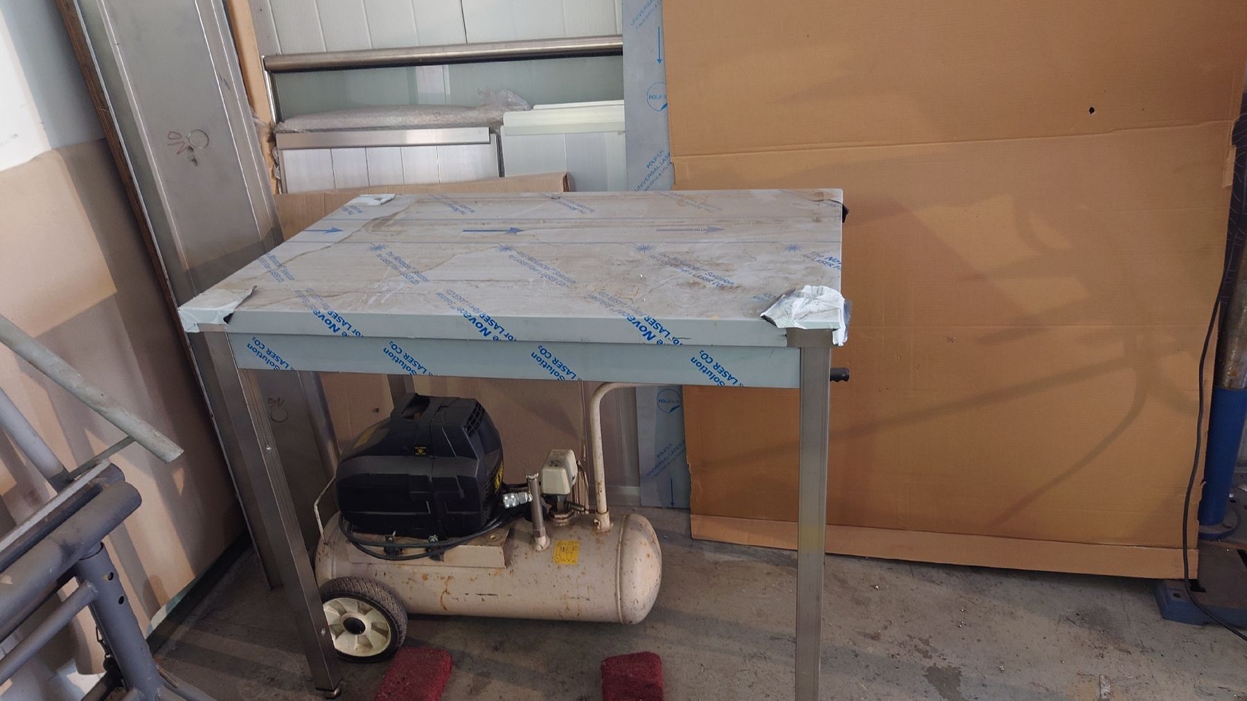 Tavoli: tavolo in acciaio inox – Nuovo e nell'imballaggio originale da Mezzovico venduto da lav_j8qh