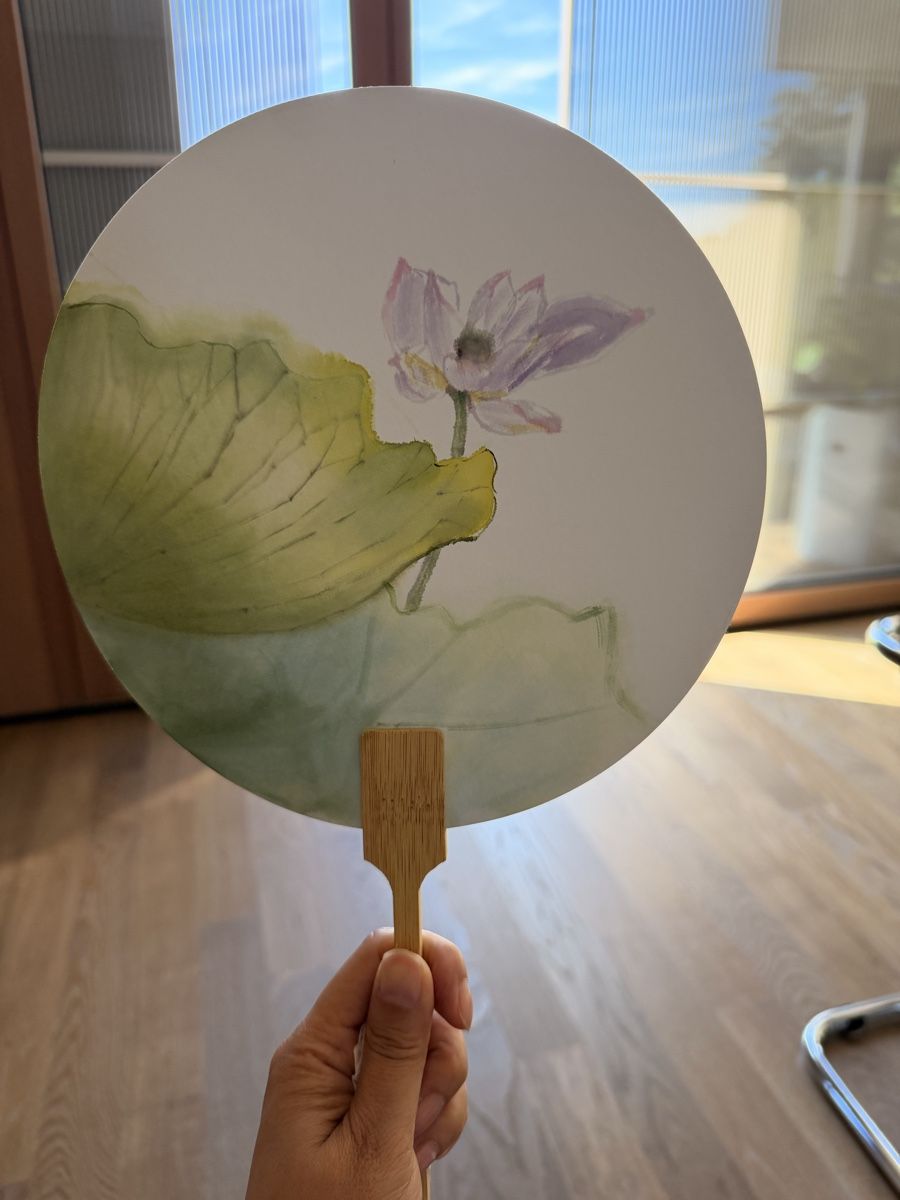 Alle Dekorationen: Hand-painted Round Fan with Bamboo Handle – Neu und originalverpackt aus Uitikon Waldegg von Edress 2